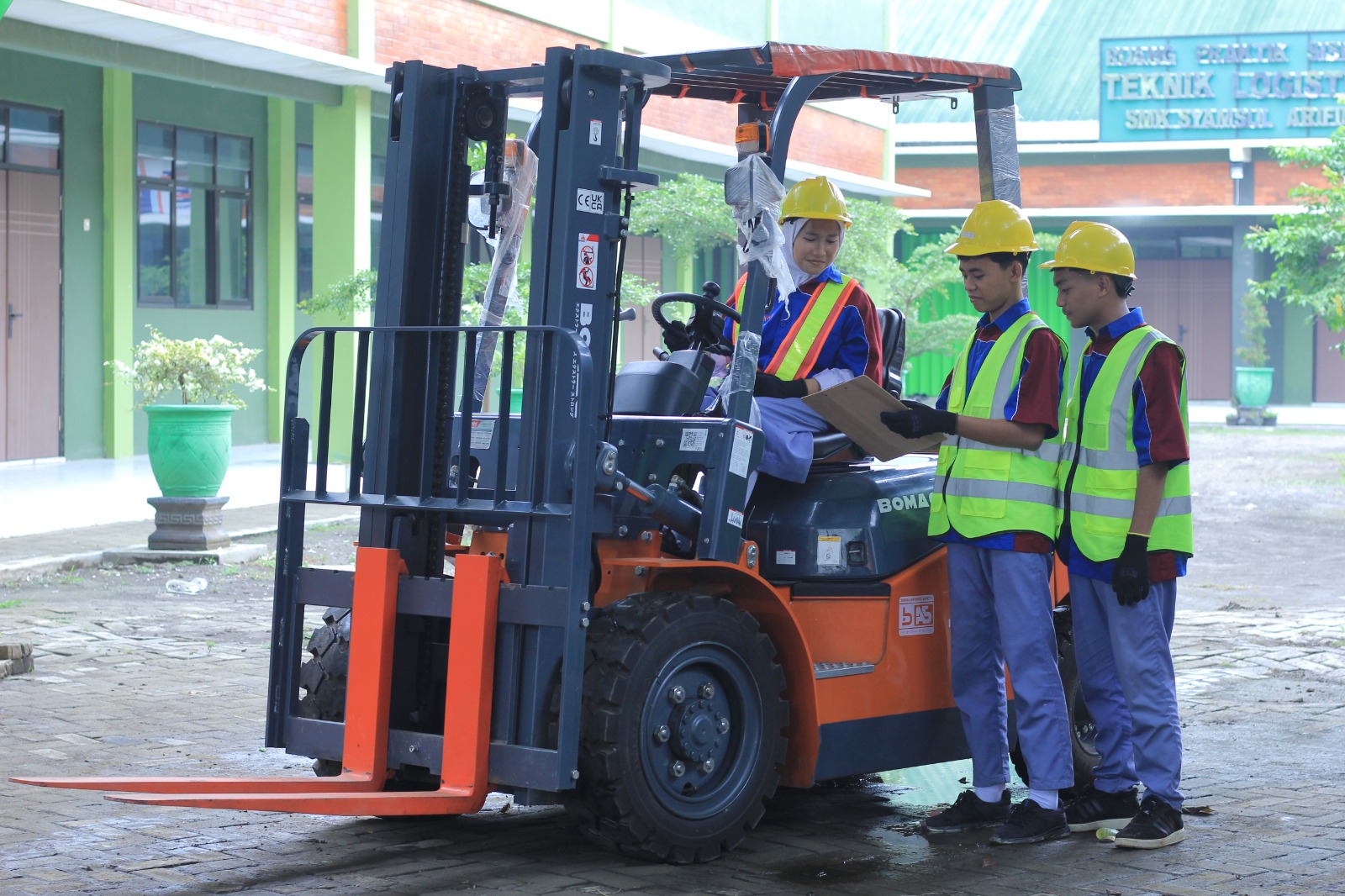 Praktek Forklift Penunjang Kegiatan Pembelajaran Jurusan Teknik Logistik