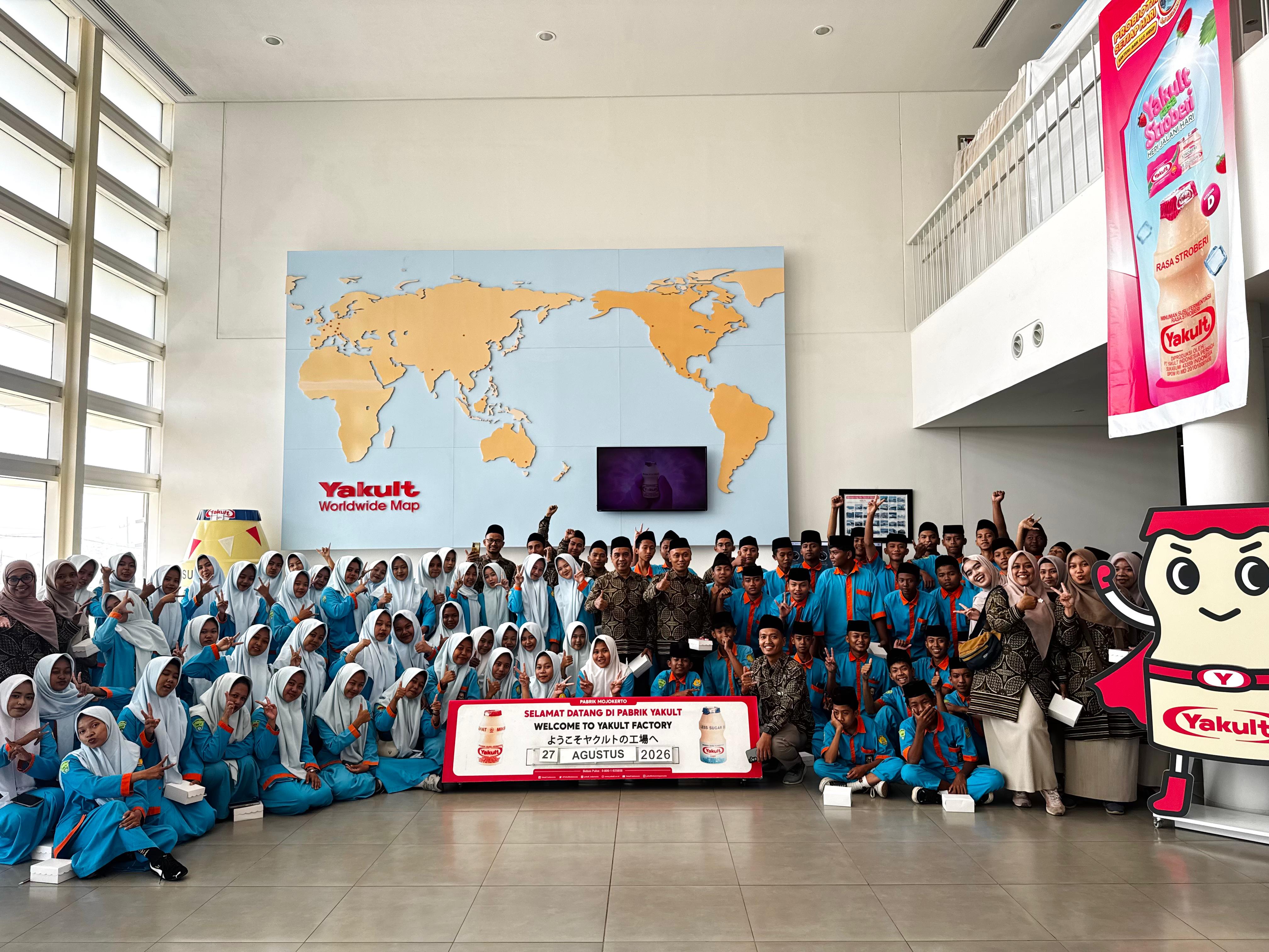 Siswa SMK Syamsul Arifin Gali Ilmu Teknologi Industri di PT Yakult Indonesia Persada Ngoro